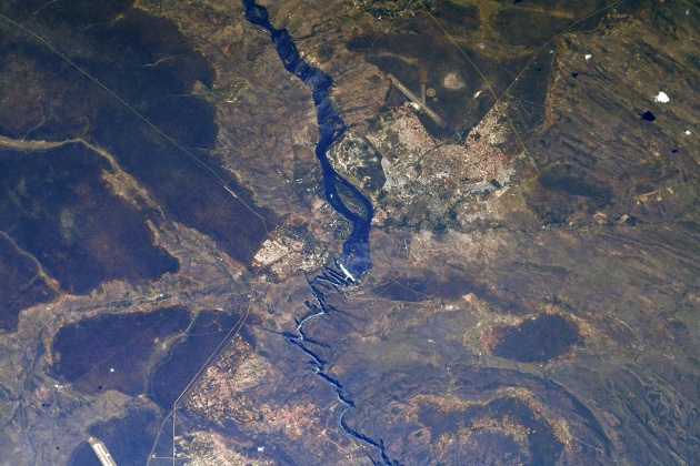 Астронавтка ESA показала фотографии двух самых больших водопадов на Земле