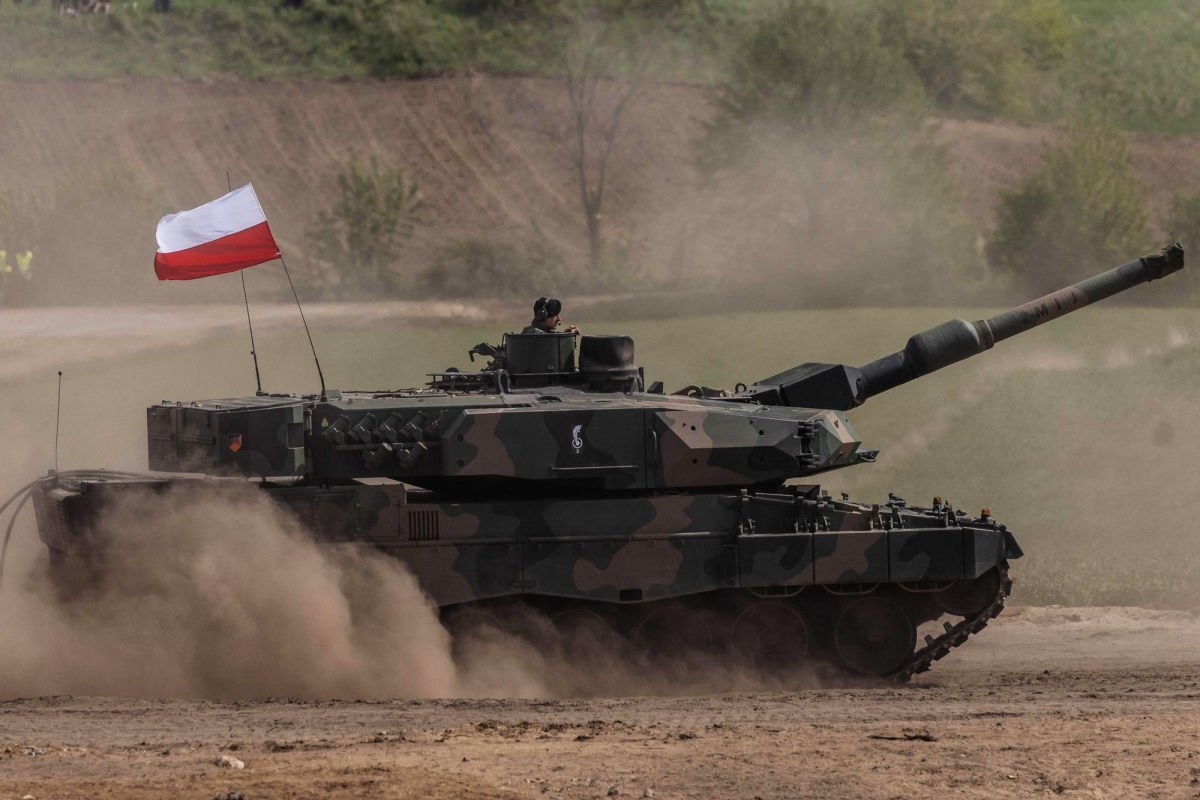 ​Польша удваивает военные расходы, готовясь к возможной войне с Россией, - Bloomberg