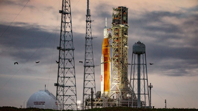 NASA готовится к полету на Луну: ракета отправлена на орбиту