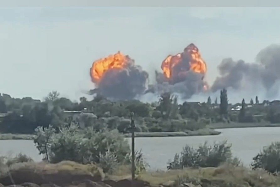 ​Версия Минобороны РФ о взрывах на авиабазе "Саки" опровергнута одним видео: было два "очага"