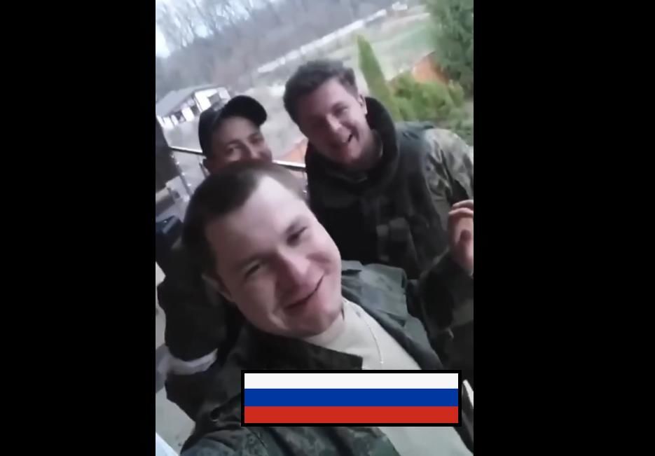 Российские военные украли смартфон в доме под Харьковом и снимали свои "подвиги": видео попало в Сеть