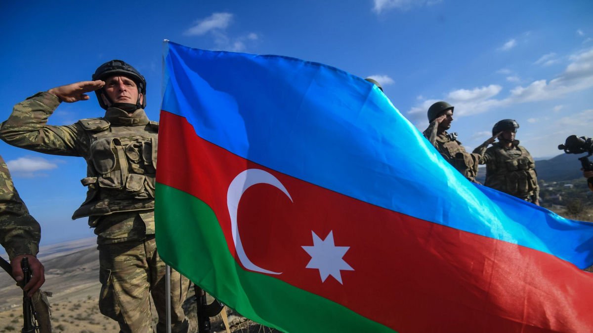 Колонны техники ВС Азербайджана движутся в Нагорный Карабах – переброска попала на видео