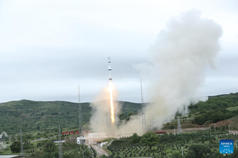 Китай запустил в космос 16 новых спутников