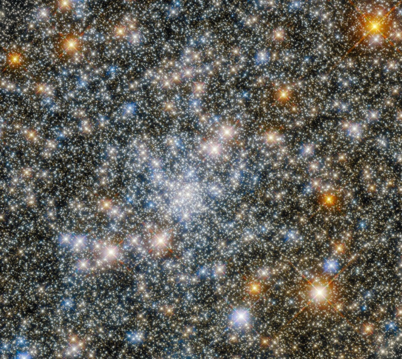 Hubble показал шарообразное скопление в созвездии Стрельца
