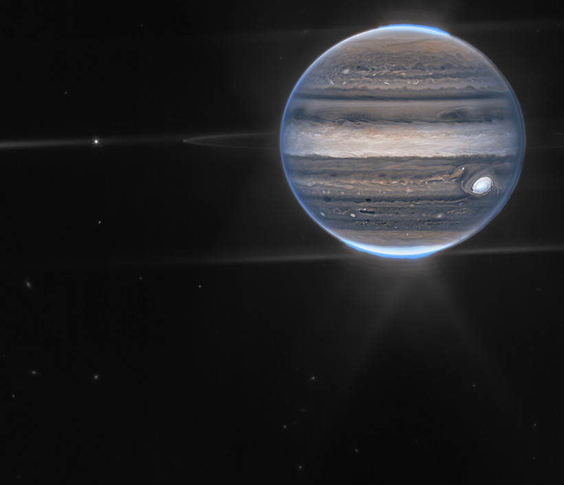 Полярные сияния и спутники: James Webb создал новые фотографии Юпитера