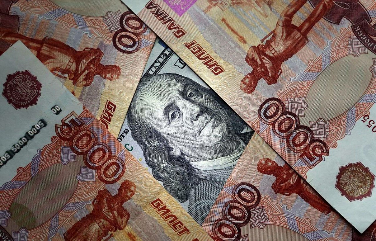 ​У рубля началась агония: курс евро упал ниже пиковых значений, когда был аннексирован Крым