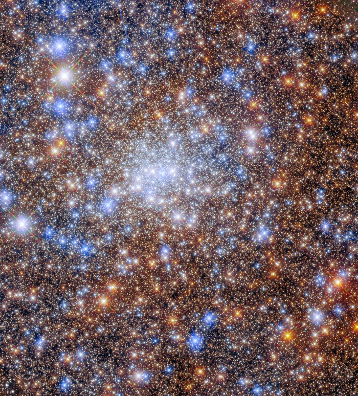Hubble показал яркое звездное скопление возле центра Млечного Пути