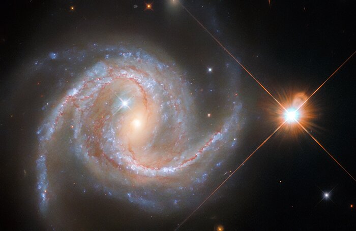 Hubble показал галактику в «сердце» созвездия Гидры