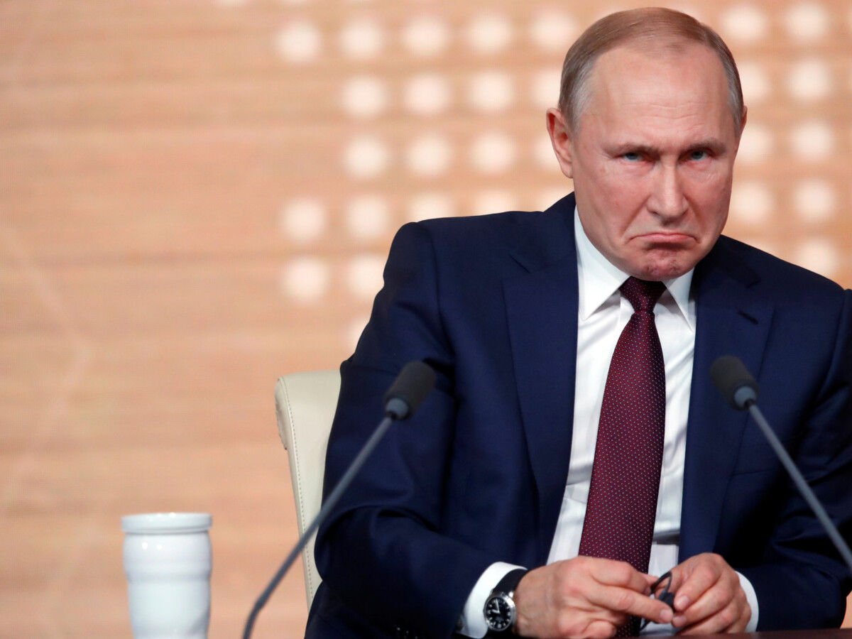 Путина посылают уже на государственном росТВ - интересный кадр из сериала "Универ"