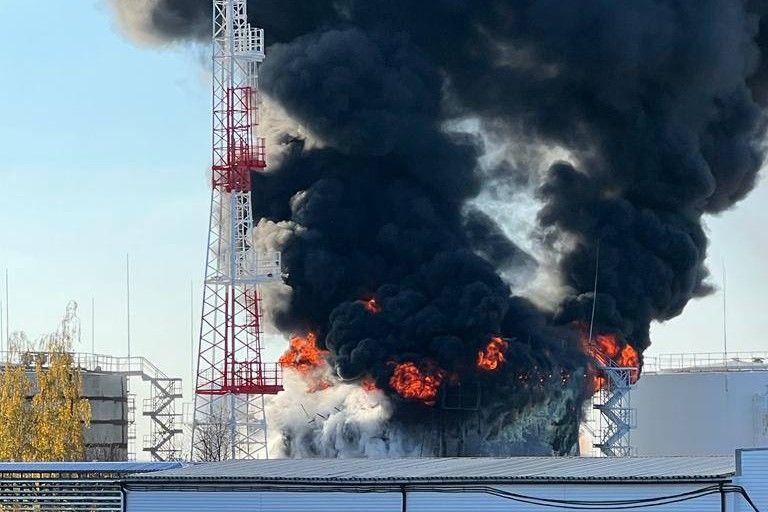 ​Под Белгородом серьезная "бавовна": гремят взрывы, нефтебаза в огне