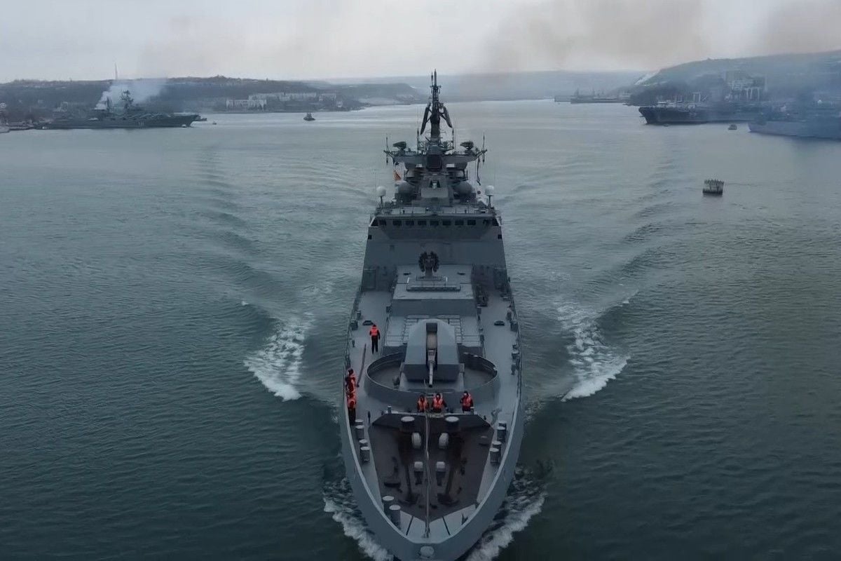 Появилось видео "атаки водного дрона" на фрегат "Адмирал Макаров" ЧФ РФ в Севастополе 