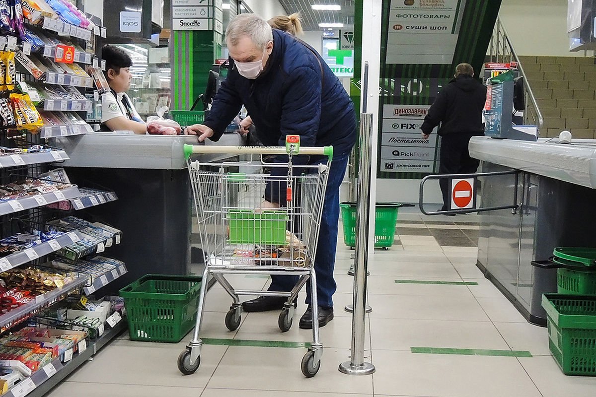 Россияне сметают с полок магазинов консервы и сахар на фоне мобилизации