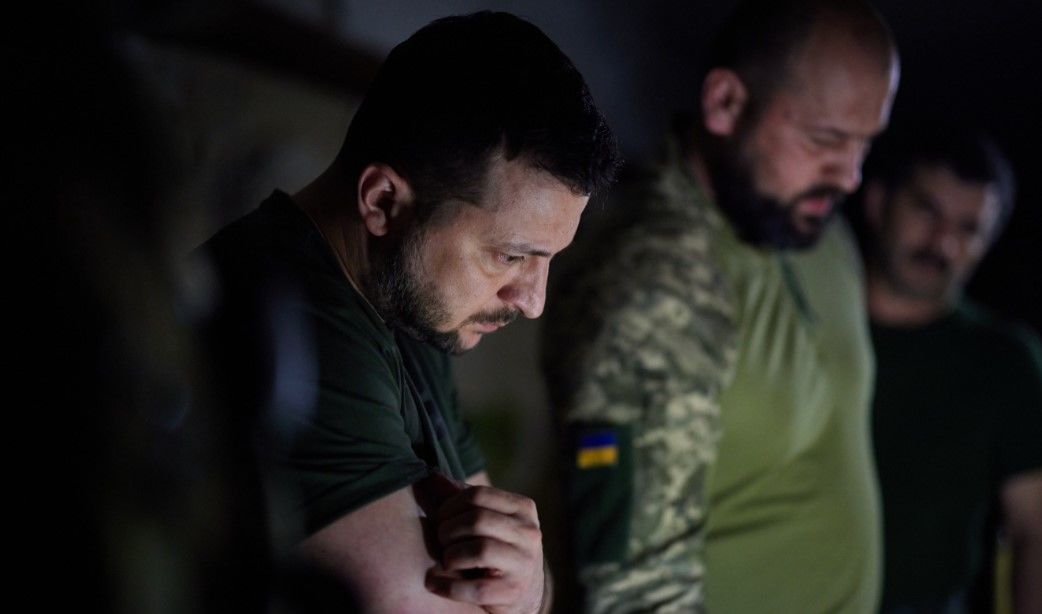 Зеленский заявил об "очень тяжелой ситуации" на фронте в Донбассе