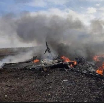 В РФ на границе с Украиной рухнул и взорвался штурмовик "Су-25": пилот погиб, появилось фото обломков