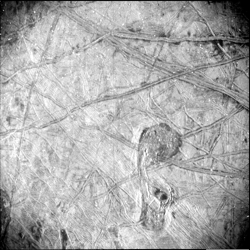 Расколотая ледяная кора: зонд NASA показал поверхность спутника Юпитера