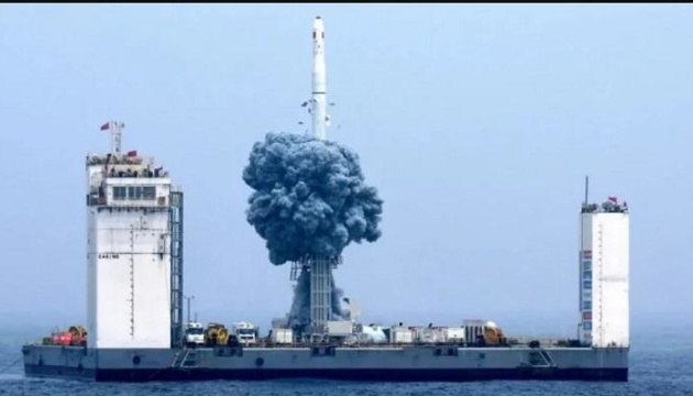 Китай запустил два спутника с помощью ракеты с морской платформы