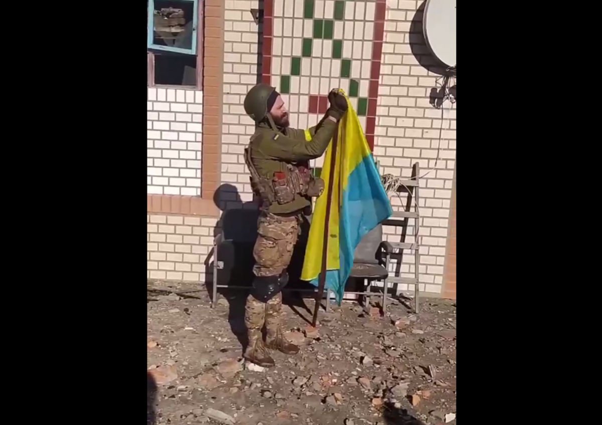 ​Новопетровка возвращается в родную гавань: ВСУ выложили в Сеть кадры водружения украинского флага
