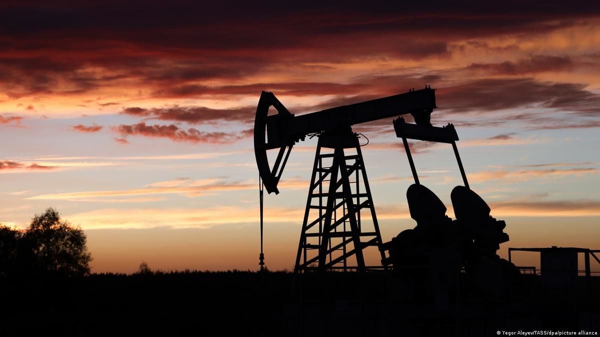 Цены на нефть рекордно обрушились: смысл "потолка" для России теряется – график