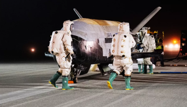 Американский космический дрон вернулся на Землю после рекордных 908 дней полета