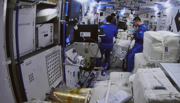 Китайские космонавты зашли в грузовой корабль «Тяньчжоу-5»