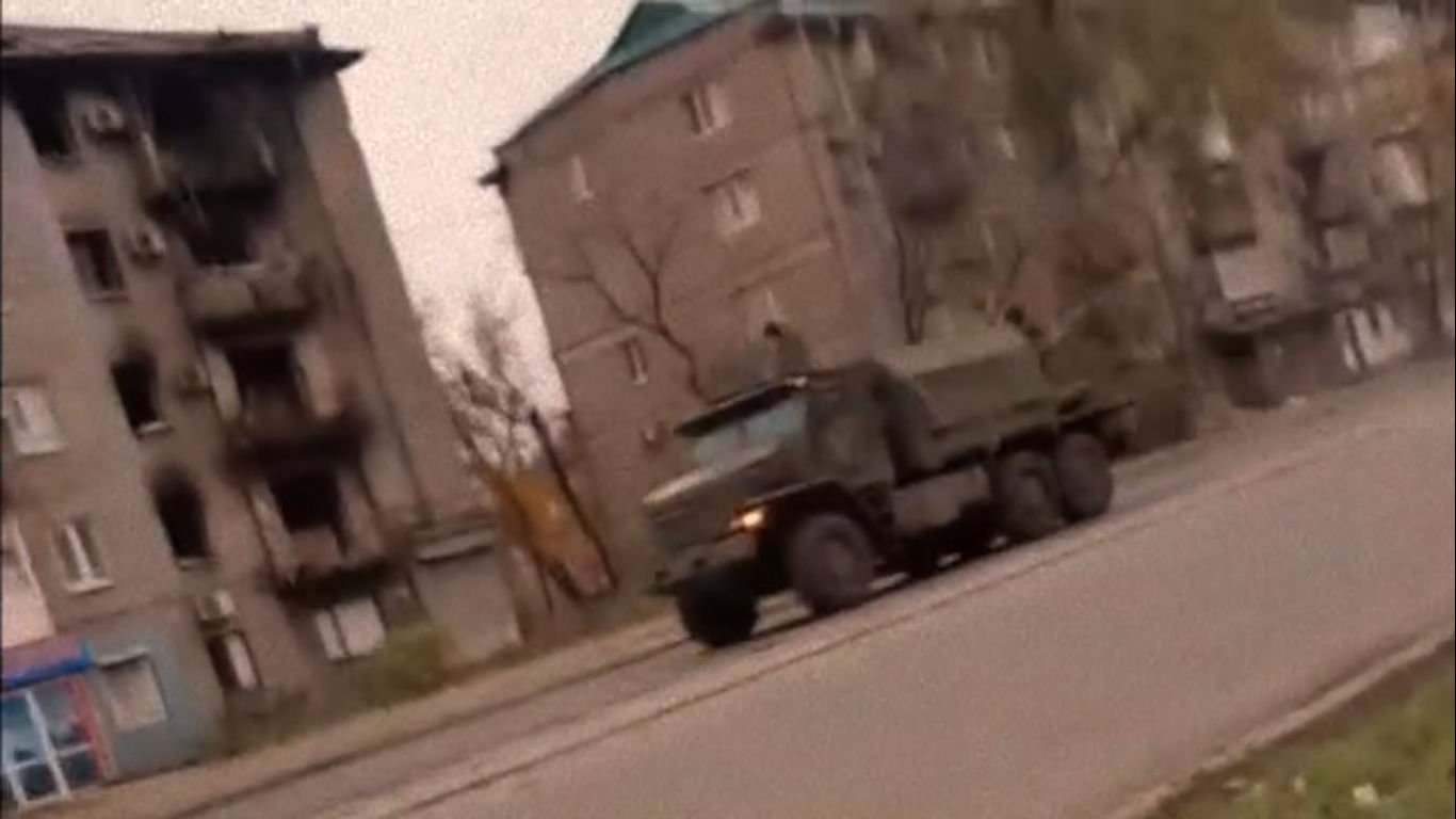 ​Оккупанты перебрасывают на Донецкое направление подкрепление: в Сети появились кадры из Мариуполя
