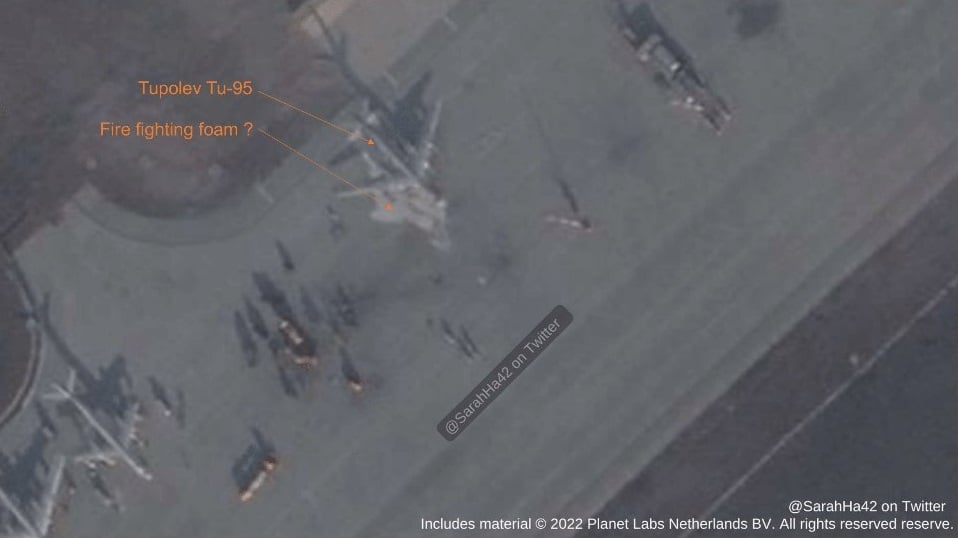 Ту-95 залит пожарной пеной, вокруг пожарные: Planet Labs показал новое фото авиабазы в Энгельсе после взрыва