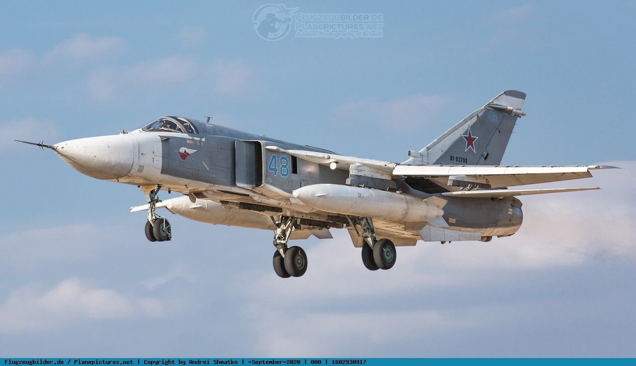 Показано, что осталось от сбитого под Бахмутом российского истребителя "Су-24"