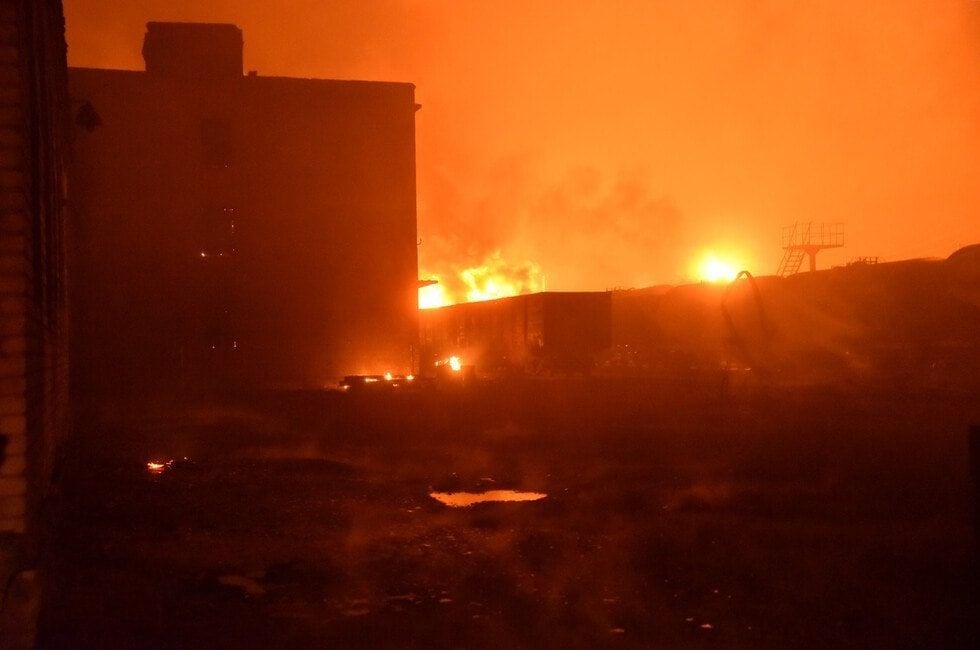 В оккупированном Шахтерске мощный пожар на нефтебазе - видео