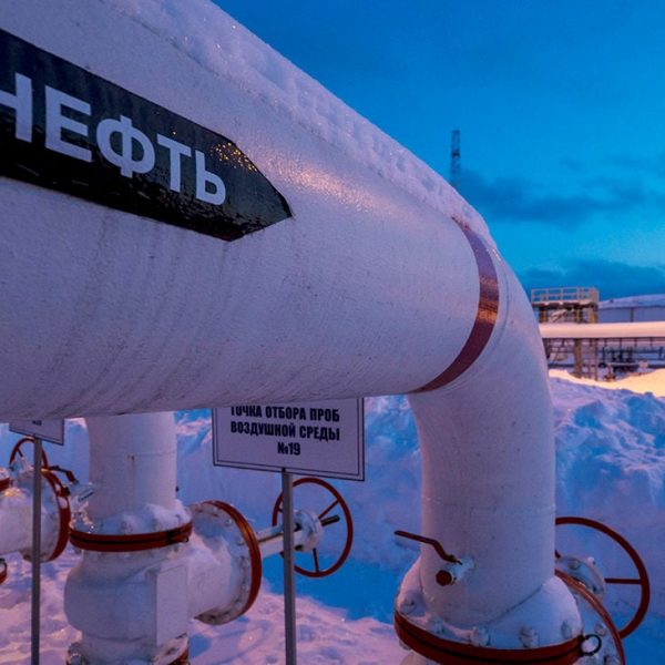 Цены на нефть падают, российская Urals рекордно обвалилась и уже ниже “потолка” – инфографика