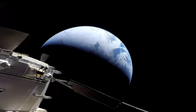 Космический корабль NASA, на котором люди полетят на Луну, успешно вернулся на Землю