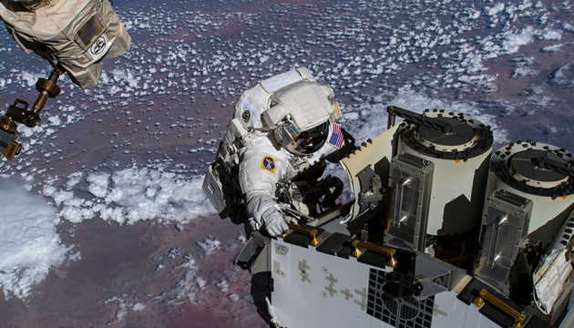 Астронавты NASA более семи часов работали в открытом космосе