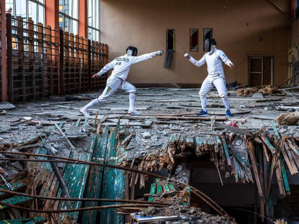 "Олимпийские принципы и война - противоположны друг другу": Зеленский показал фото разрушенных спортивных арен Украины