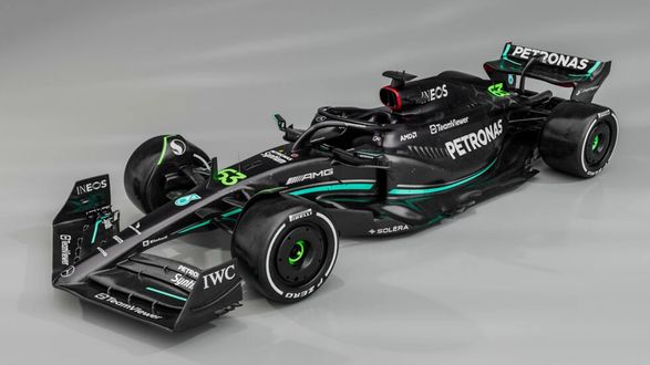 Mercedes возвращается к черному цвету для сезона Формулы-1 2023 года