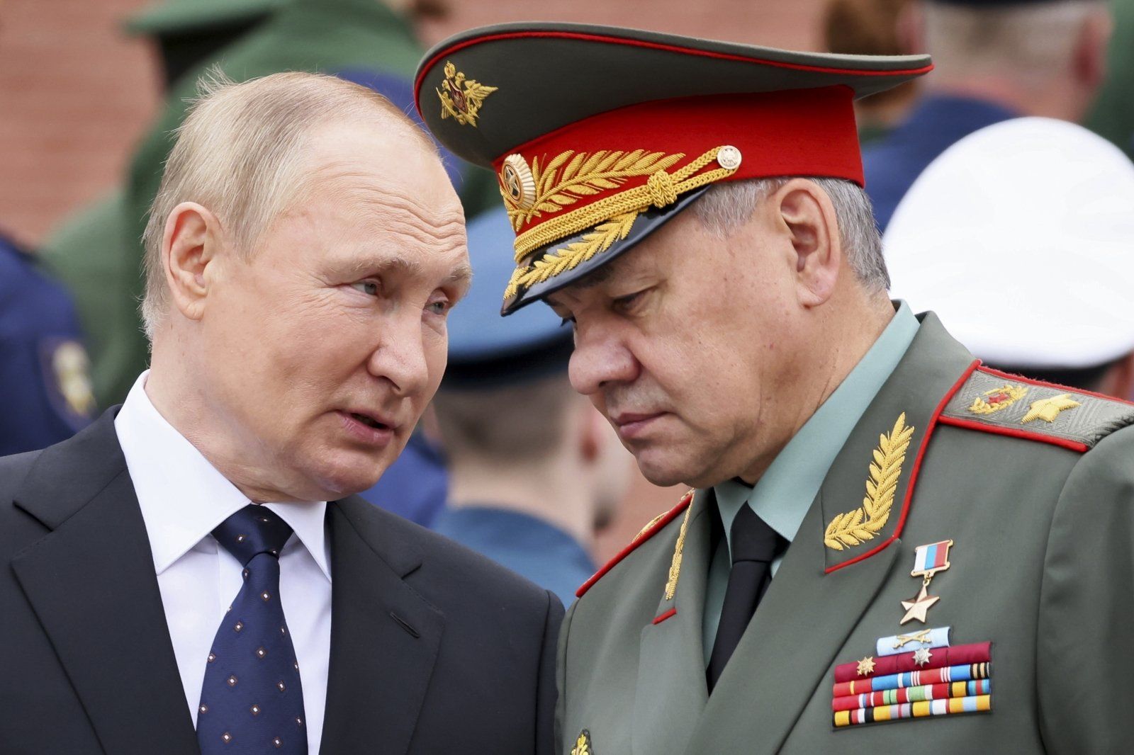 Кремль отказался от наступления в Украине и уходит в оборону — Bloomberg