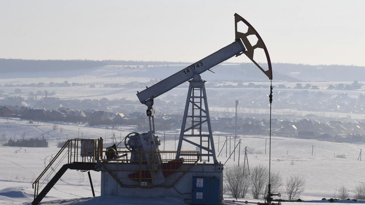 Россия под давлением нефтяного эмбарго вышла в лидеры ОПЕК+ по сокращению добычи 