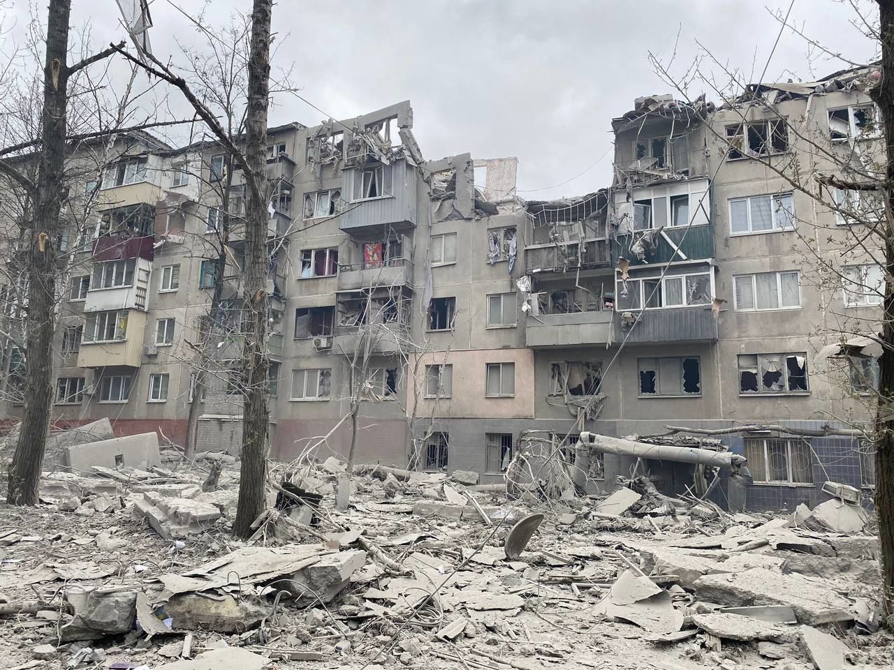 Армия Путина обстреляла жилые дома в Славянске: много жертв, под завалами ищут людей