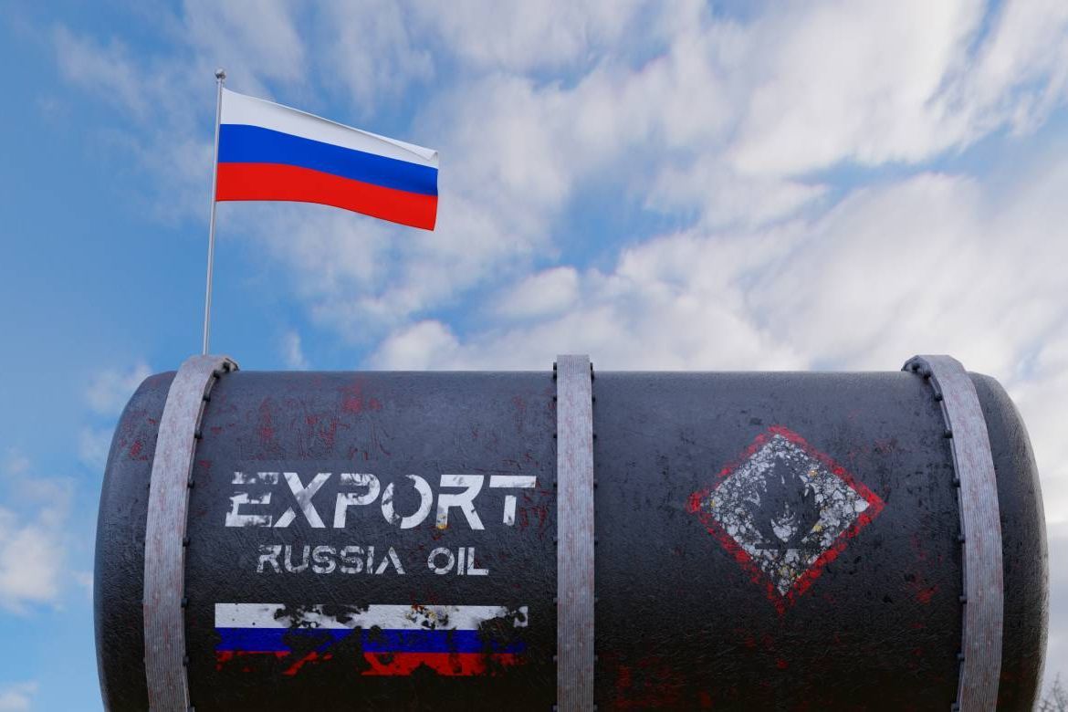 Ценовой потолок в действии: доходы РФ от продажи нефти упали в два раза