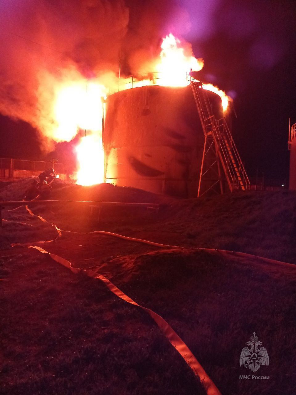 Беспилотник устроил пожарище на нефтебазе оккупантов на Луганщине