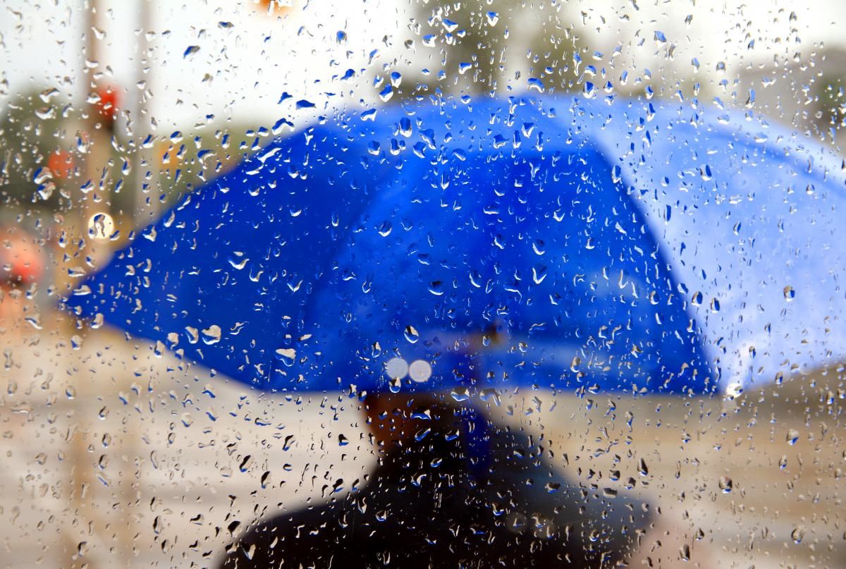Украину в воскресенье накроют дожди: назван относительно "сухой" регион