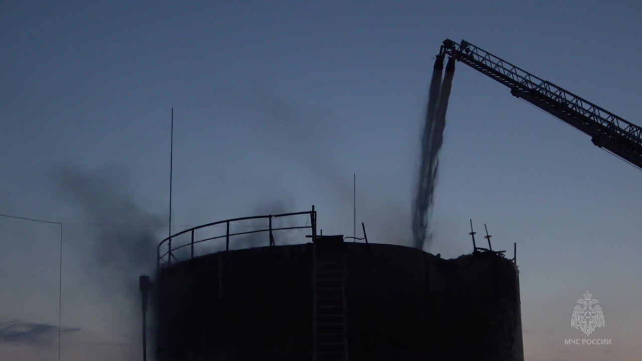 Беспилотник устроил пожарище на нефтебазе оккупантов на Луганщине