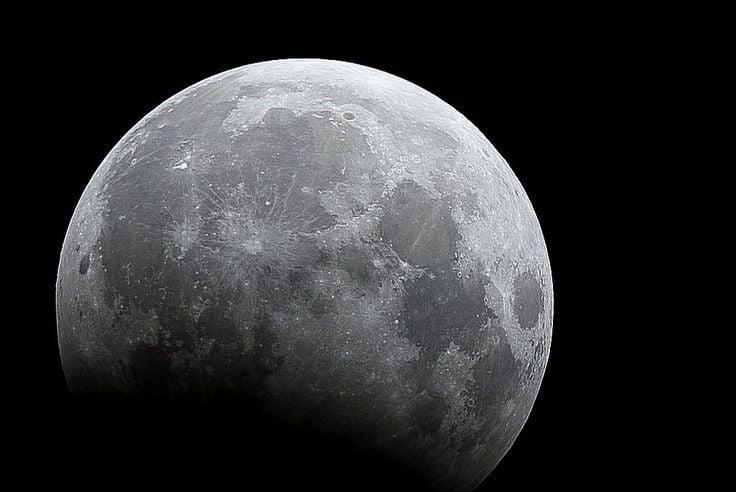 Лунное затмение 5 мая: когда начнется космическое явление, увидят ли его украинцы, и чем оно интересно