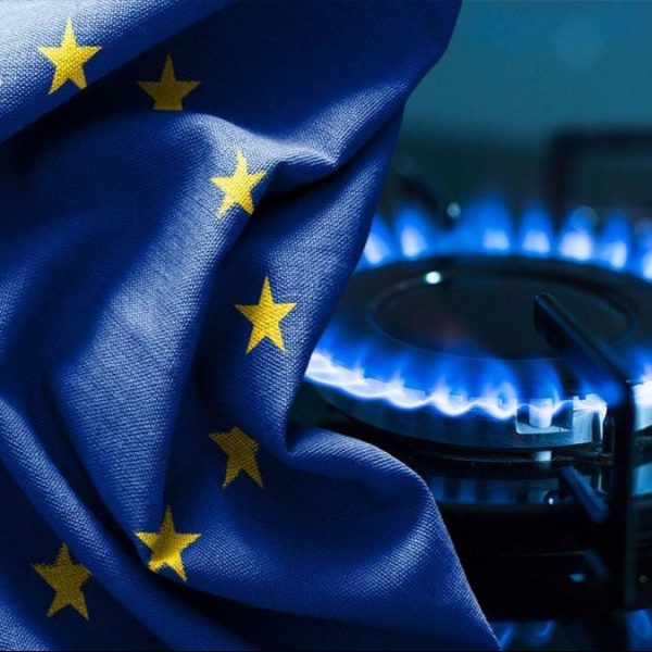В “Газпроме” “заплакали”: цены на газ в Европе упали до 2-летнего минимума