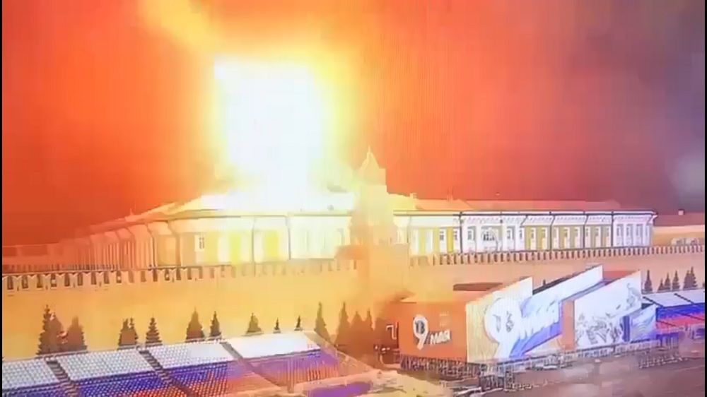 Удар по Кремлю прямой наводкой: появилось новое видео подрыва беспилотника в центре Москвы