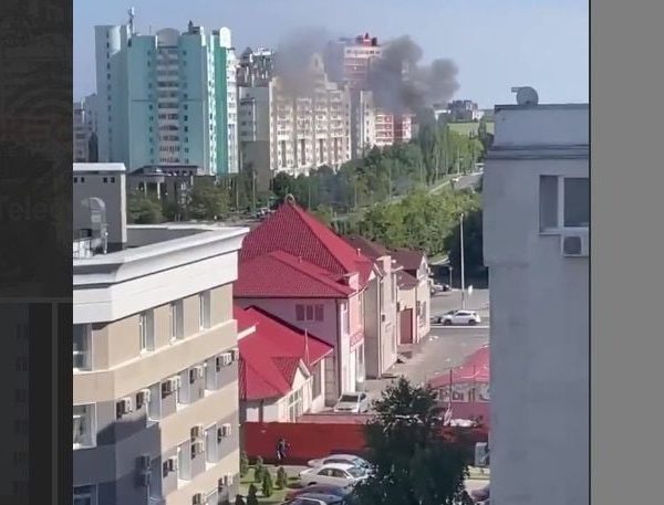 В Белгороде мощный взрыв: появилось видео, как поднимается черный дым над городом