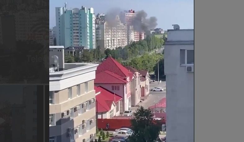 В Белгороде мощный взрыв: появилось видео, как поднимается черный дым над городом 