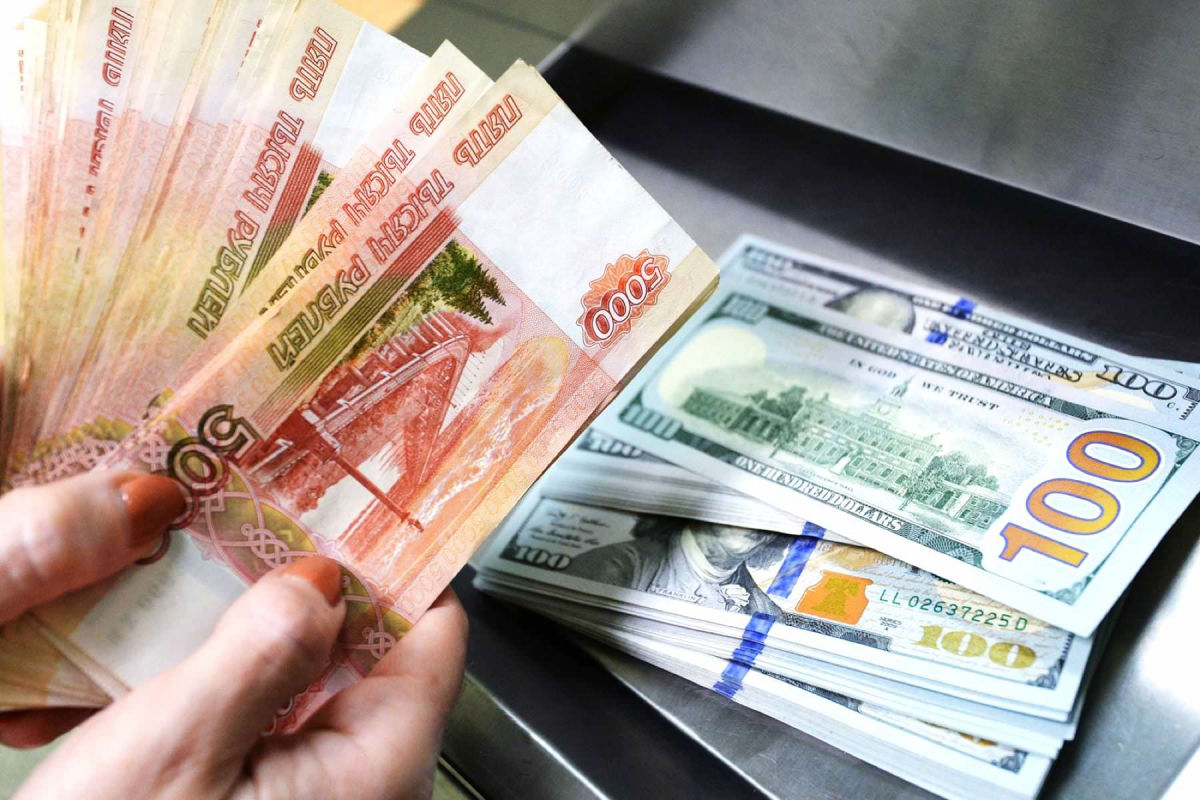 Россию охватывают панические настроения: рубль обвалился, доллар растет, евро бьет рекорды