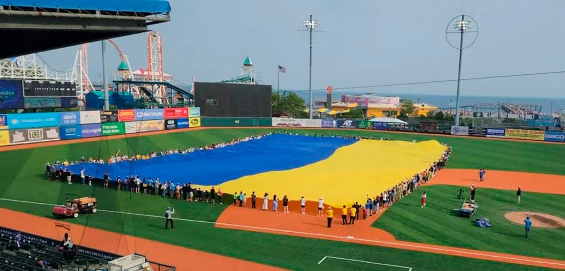 В США 250 человек развернули самый большой в мире флаг Украины 