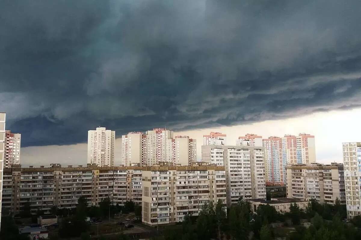 Киев накрыла буря: в столице сильные порывы ветра и дождь с грозой