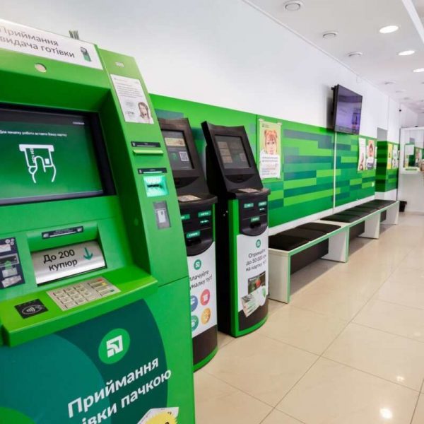 ПриватБанк перестал принимать доллар и евро в терминалах: как пополнить счет