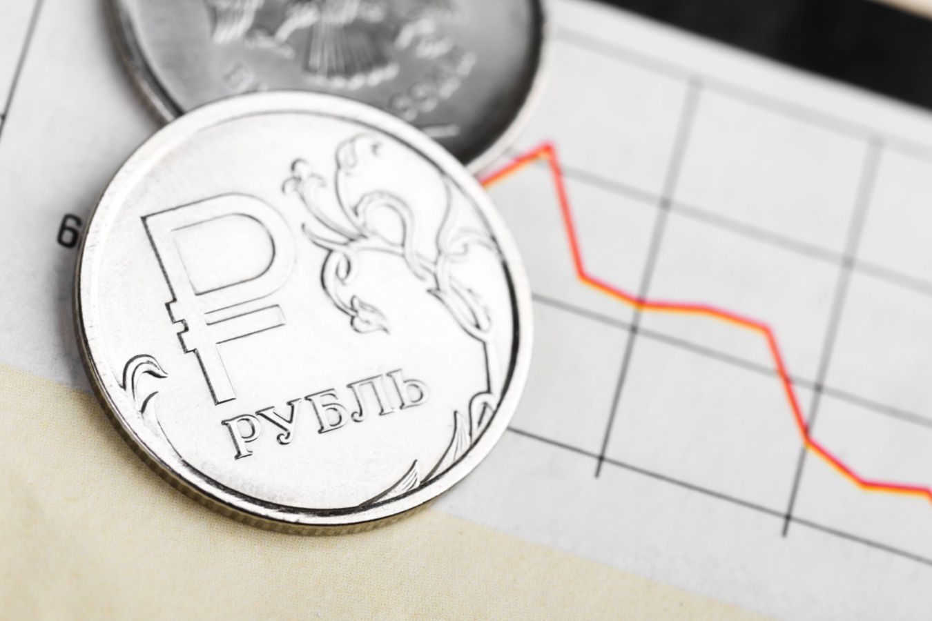 ​Рублю поплохело: нацвалюта РФ за 2 дня потеряла 10% стоимости, падение продолжается